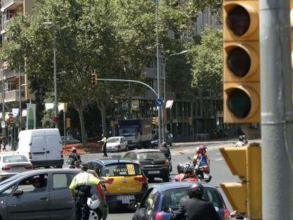 Polic&iacute;a dirigiendo el tr&aacute;fico durante el hist&oacute;rico apag&oacute;n de Barcelona en julio de 2007.