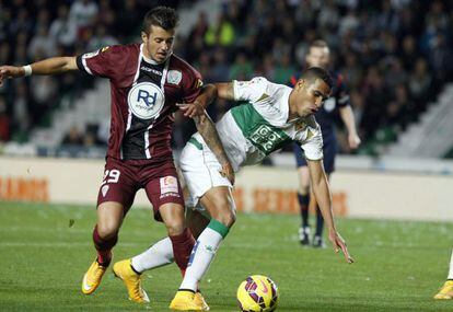 Pinillos y Jonathas luchan por el balón.