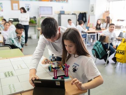 Alumnos realizan actividades de robótica en el colegio Lope de Vega de Badajoz.