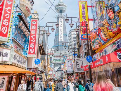 Vista de la torre Tsutenkaku en el distrito de Shinsekai, en Osaka (Japón).