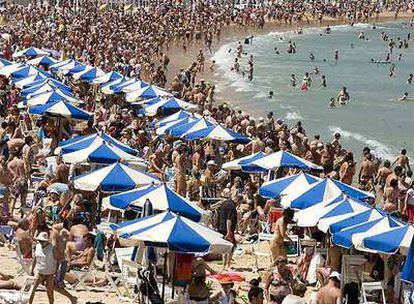 La playa de San Sebastián, atestada de bañistas, el pasado junio.