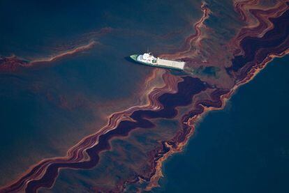 Vista aérea del vertido de petróleo en el golfo de México tras la explosión de la plataforma <i>Deepwater horizon.</i>