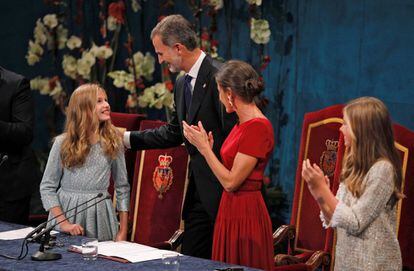 La princesa Leonor es felicitada por los Reyes Felipe y Letizia, tras pronunciar su discurso en la ceremonia de entrega de los premios Princesa de Asturias 2019, el 18 de octubre en el teatro Campoamor de Oviedo.