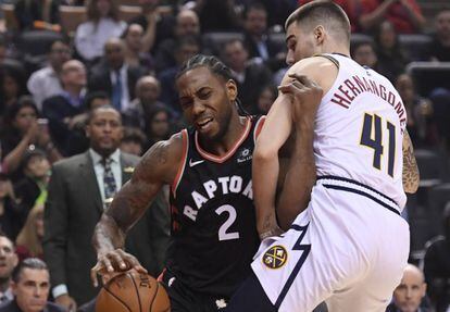 Juancho Hernangómez, ante Kawhi Leonard.