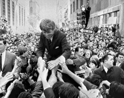 Robert Kennedy recibió cuatro balazos. No murió nadie más, pero otras cinco personas resultaron heridas por distintos proyectiles. Cuatro días después del crimen, la policía obtuvo una confesión de culpabilidad de Sirhan. Poco después se retractó. En esta imagen, RFK saluda a una multitud durante un acto electoral en Filadelfia, el 2 de abril de 1968.