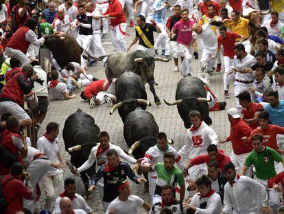 Los toros de la ganadería Miura en San Fermín. durante el octavo encierro de 2017.