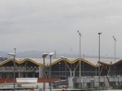 Vista de la terminal 4 del aeropuerto de Barajas de Madrid. EFE/Archivo
