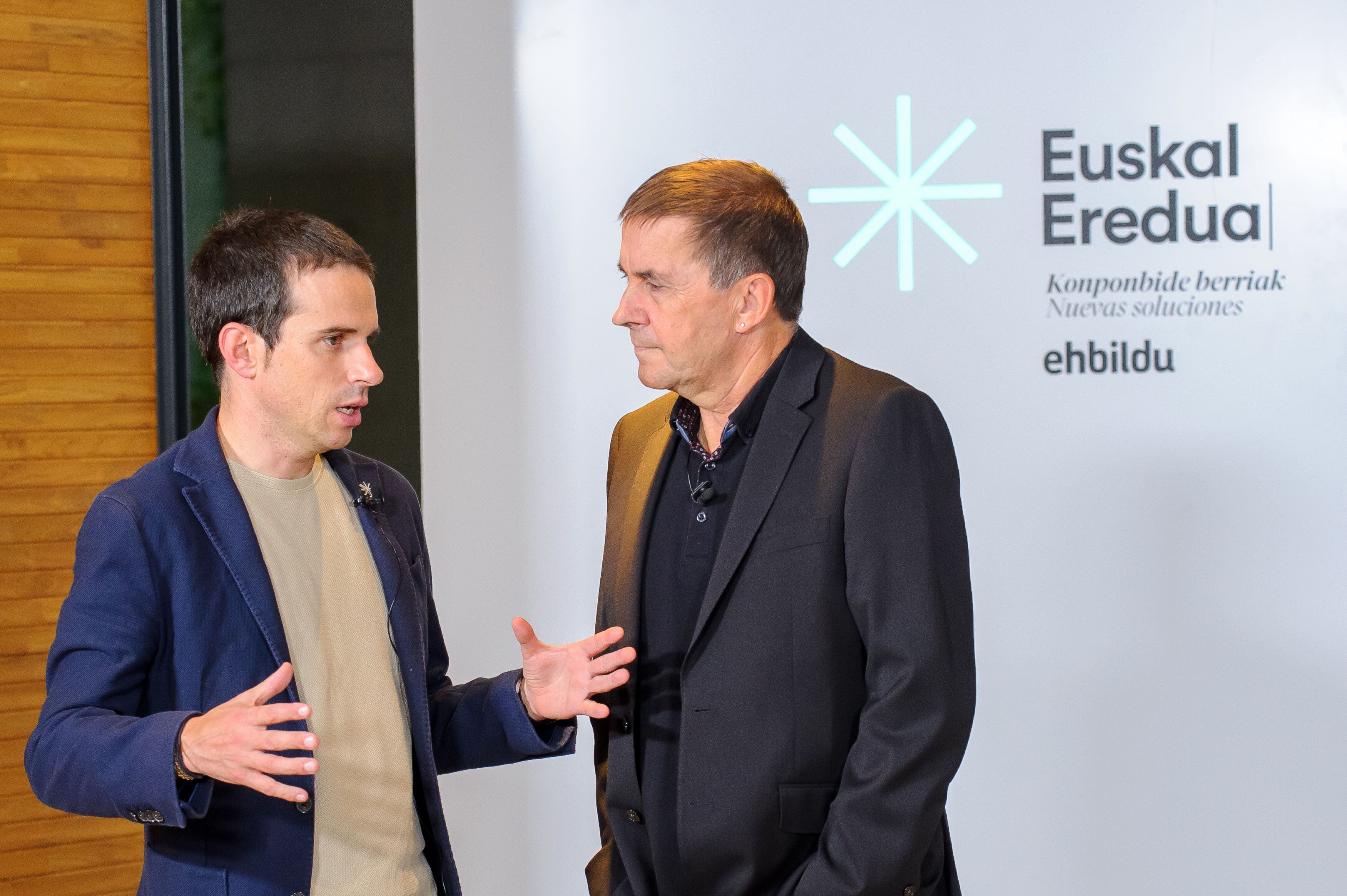 El director de programa, Pello Otxandiano (i), y el coordinador general de EH Bildu, Arnaldo Otegi, en la presentación del Pacto de Bienestar, en el hotel Arima, a 5 de octubre de 2022, en San Sebastián, Euskadi (España).  Con este pacto quieren “redistribuir la riqueza” en el País Vasco frente al “modelo del pacto de rentas en el Estado, consistente en la contención de los salarios”.
05 OCTUBRE 2022;EUSKADI;SAN SEBASTIAN;OTEGI
Unanue / Europa Press
(Foto de ARCHIVO)
05/10/2022