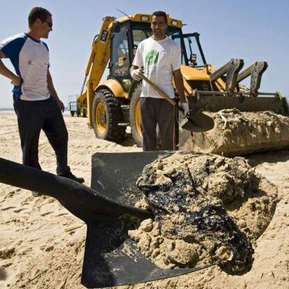 Una de las <b><i>galletas </b></i>de petróleo que se recogieron ayer de las playas de Doñana.