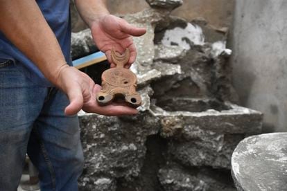 Un portavelas hallado por los arqueólogos de Pompeya en sus excavaciones.