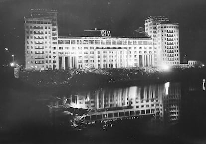 Las obras de la Casa del Gobierno casi acabadas. La iluminación era para celebrar el XIV aniversario de la revolución en noviembre de 1931. Fotografía incluida en el libro 'La casa eterna' de Yuri Slezkine.