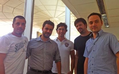 De izquierda a derecha: Bernardo Quintero, Alejandro Bermúdez, Emiliano Martínez, Julio Canto y Francisco Santos, parte del equipo de VirusTotal.