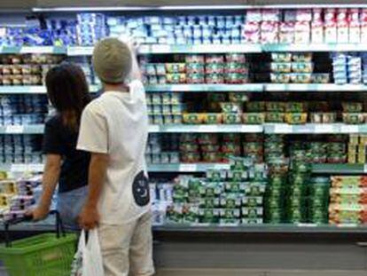 Consumidores haciendo la compra en un supermercado