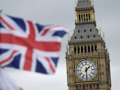 Una bandera brit&aacute;nica ondea junto al Big Ben de Londres, Reino Unido. 