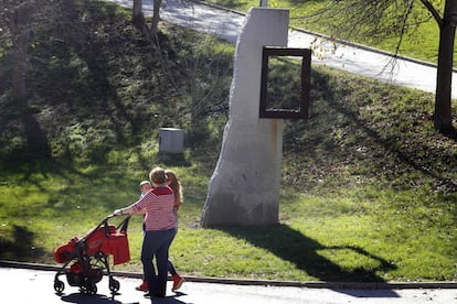 El monumento levantado en la localidad barcelonesa de Terrassa en 2002 simboliza una 'ventana abierta a la libertad y a un futuro de paz', según su autor, el escultor Jesús Fructuoso.