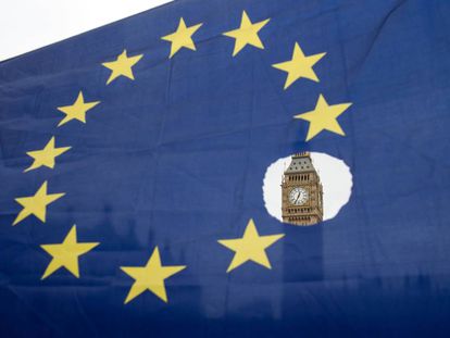 Una bandera con una estrella de la UE cortada durante una manifestación contra el Brexit en Londres. 