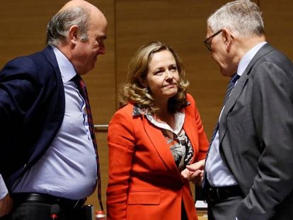 De izquierda a derecha: el vicepresidente del Banco Central Europeo, Luis de Guindos; la ministra de Economía en funciones, Nadia Calviño; y el director gerente del Mecanismo Europeo de Estabilidad, Klaus Regling, en Luxemburgo la pasada semana.