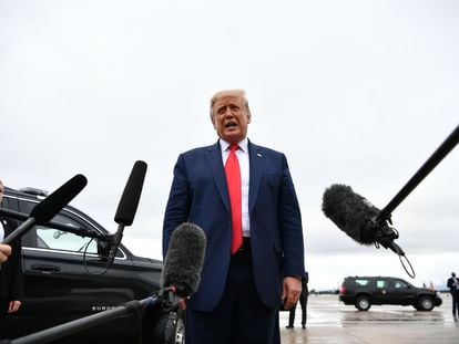 El presidente Donald Trump se dirige a la prensa, a punto de subir al 'Air Force One' en la base aérea de Andrews, en Maryland, el pasado jueves.