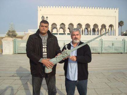 Said Chramti y el senador Yahya Yahya, ante el mausoleo de Mohamed V, en Rabat, en diciembre, con el brazo y la espada de Pedro de Estopiñán.