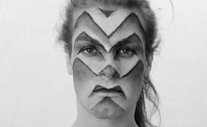 Fotografía de la serie 'Face Art', (Kassel, 1983), de Lorenza Böttner.