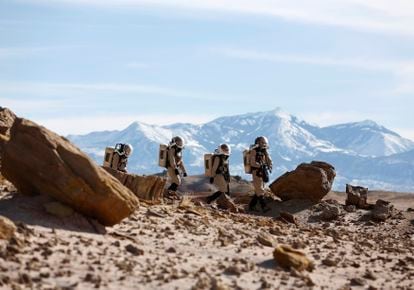 Miembros del equipo 125 EuroMoonMars B simulan una misión espacial a Marte, en el desierto de Utah (Estados Unidos), en marzo de 2013.