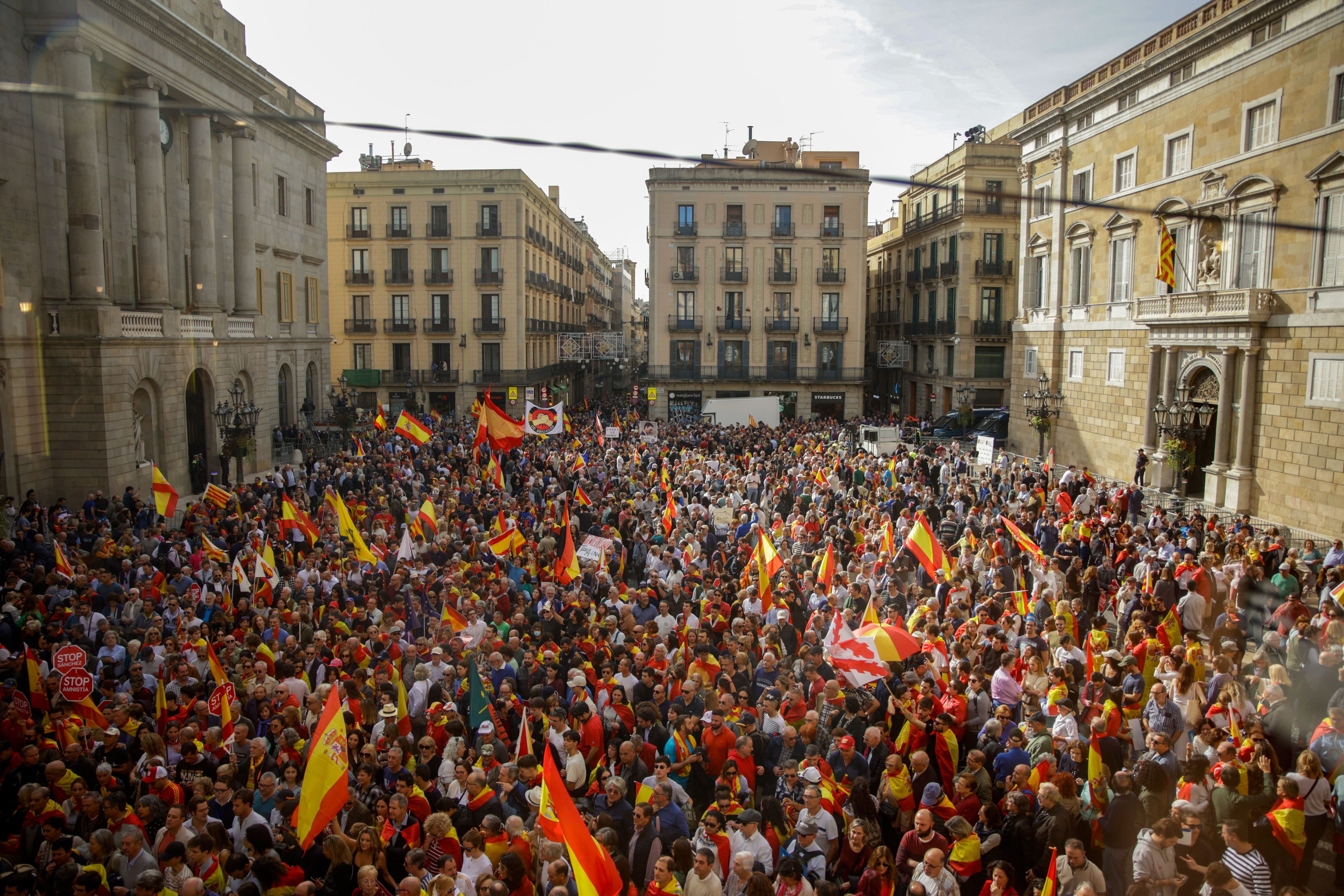 Vista general de la concentración en la plaza Sant Jaume de Barcelona contra la ley de amnistía. 