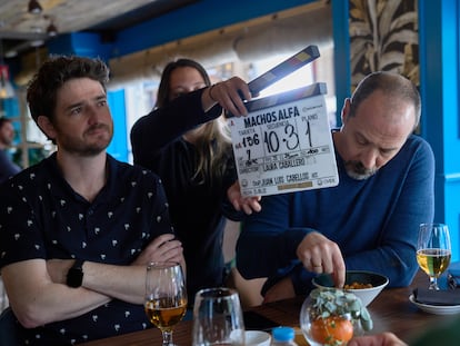 Gorka Otxoa y Fele Martínez, en el rodaje de 'Machos Alfa'.