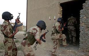 Una unidad antiterrorista iraquí se entrena en unas instalaciones 20 kilómetros al sur de Bagdad.