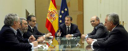 Zapatero (en el centro) con el ministro de Trabajo, Celestino Corbacho (a su derecha) y los líderes de sindicatos y patronal, en La Moncloa.