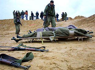 Soldados israelíes de la base de Karem Shalom, junto a los  cuerpos y  armas de los suicidas de Hamás.