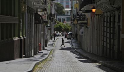 Un hombre cruz una calle de San Juan.