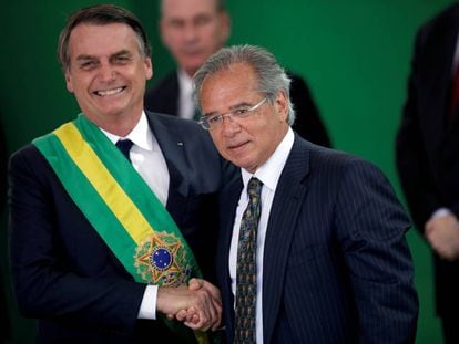 Guedes saluda al presidente Bolsonaro este martes en Brasilia.