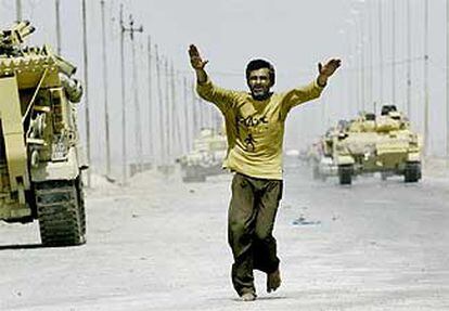 Un iraquí saludaba ayer a las tropas británicas  mientras salían de la ciudad sureña de Basora tras una incursión.