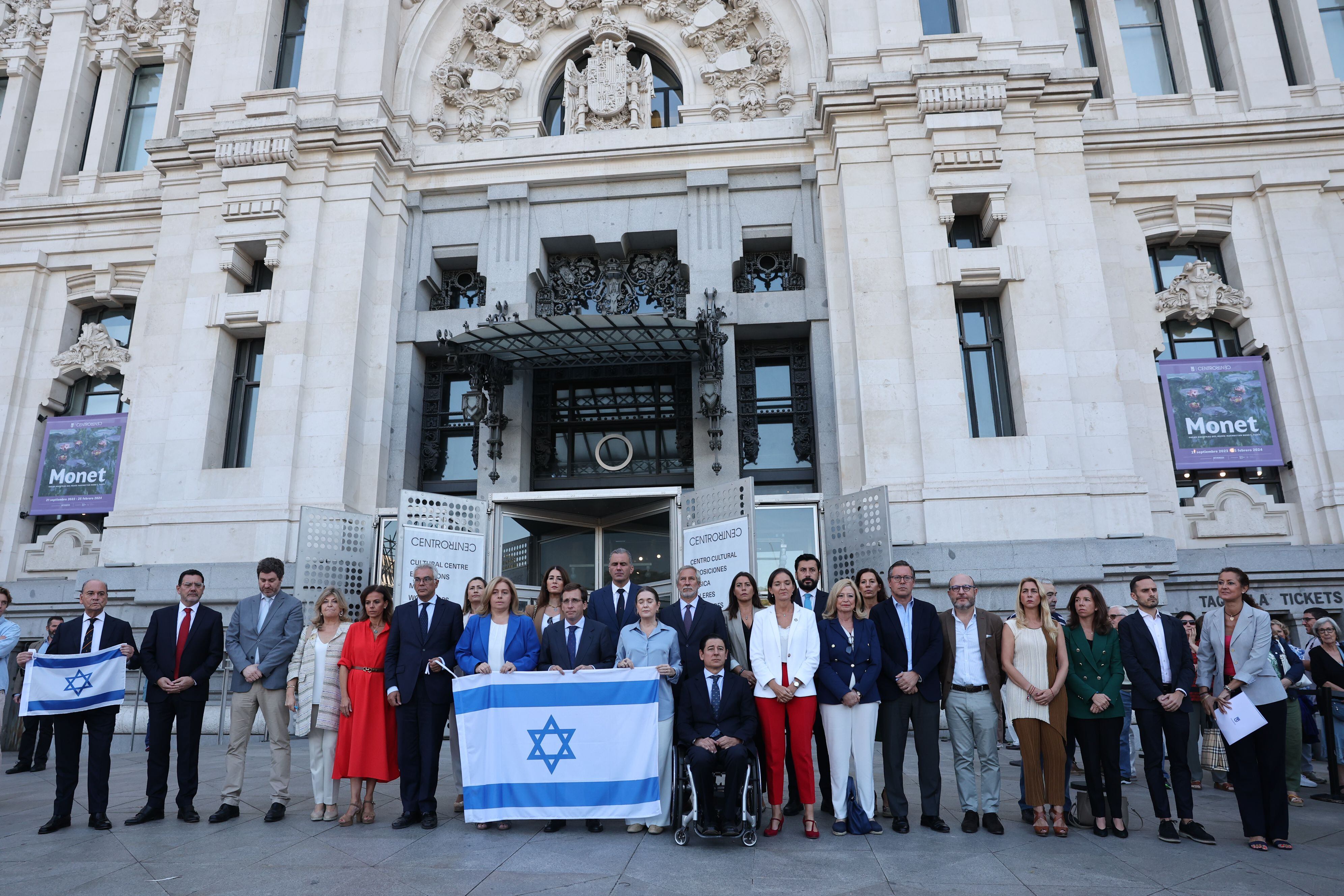 Minuto de silencio frente al Ayuntamiento de Madrid en apoyo Israel, promovido por el Gobierno municipal de José Luis Martínez Almeida, el 10 de octubre de 2023.