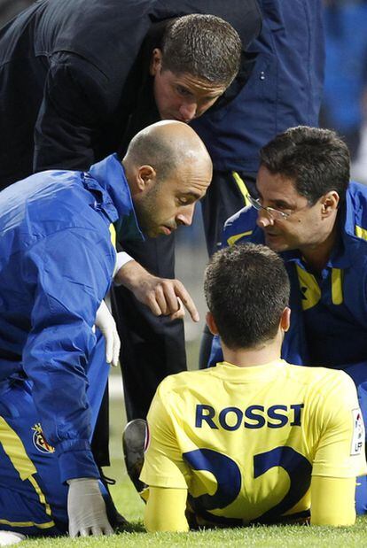 Garrido se interesa por el estado de Rossi tras caer lesionado.