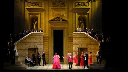 La soprano Jessica Pratt como Olympia y el tenor Moisés Marín como Spalanzani, junto a miembros del Coro de Ópera de Bilbao en 'Los cuentos de Hoffmann'.
