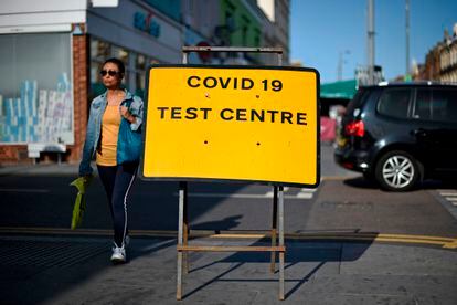 Una mujer camina junto a un centro de pruebas de covid-19 en Leyton, en Londres.