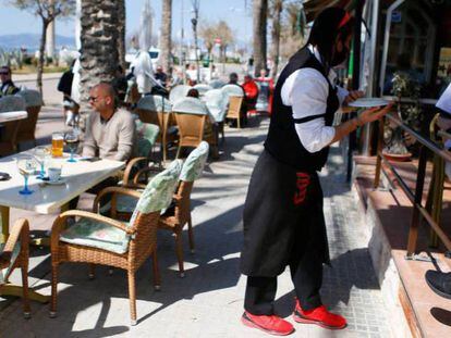 Turistas en una terraza en Palma de Mallorca.