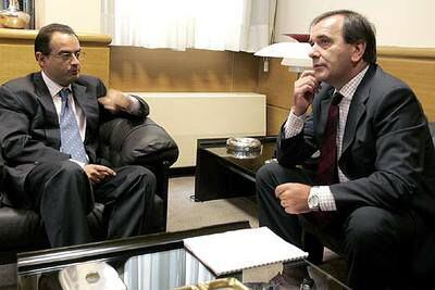 El consejero de Interior  vasco, Javier Balza, y el ministro José Antonio Alonso, en septiembre en Vitoria.