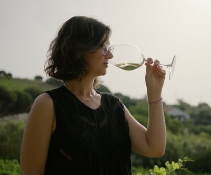 Mireia Pujol-Busquets cata un vino.