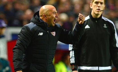 Sampaoli se queja de una decisión arbitral.