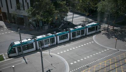 Un tramvia circula per una cru&iuml;lla de l&#039;avinguda Diagonal.