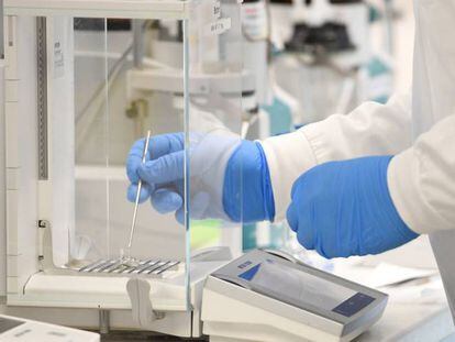 Un técnico de laboratorio en las instalaciones de AstraZeneca. 