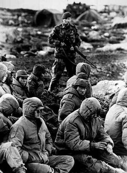 Soldados argentinos capturados por las tropas británicas durante la guerra de las Malvinas.