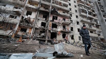 Consecuencias de un bombardeo nocturno en una zona residencial de Kiev, Ucrania, el 25 de febrero de 2022.