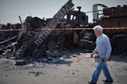 El director del Museo Nacional de la Batalla por Kiev, Ivan Petrovich, pasea junto a los restos de uno de los blindados rusos destruido en Bucha en el que se lee: "Putin, gilipollas".