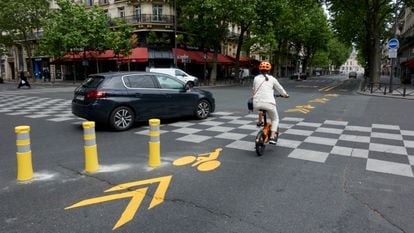 Uno de los nuevos carriles bici provisionales de París. 