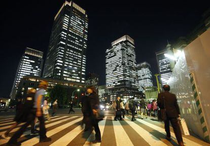 Viandantes en un paso de peatones en el centro de Tokio.