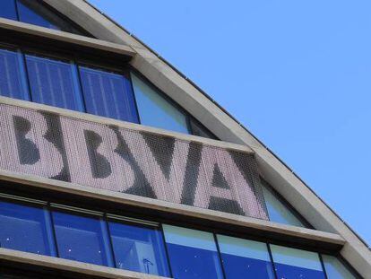 Logotipo de BBVA en la fachada de la sede operativa del banco 