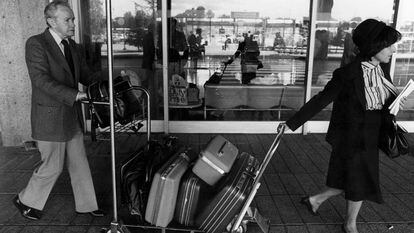 El escritor mexicano Juan Rulfo a su llegada al aeropuerto de Madrid Barajas en 1985. 